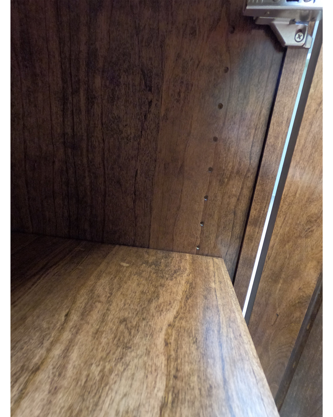 The Defender™ Work Station offers concealed ballistic protection with NIJ Level III materials, ideal for schools, police, and courthouses.