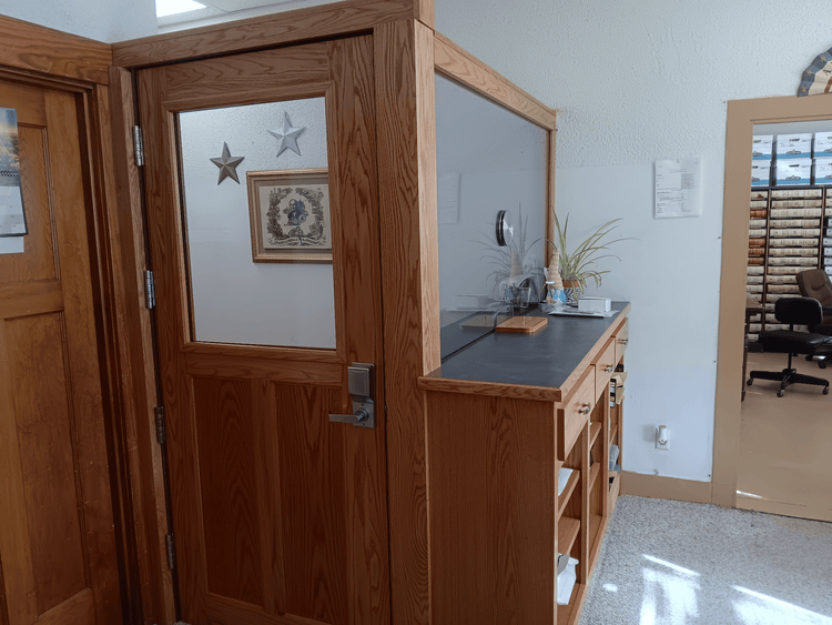 Half Vision Door – Bullet-resistant door with a half-window made of NIJ Level 3A polycarbonate for added visibility and protection.