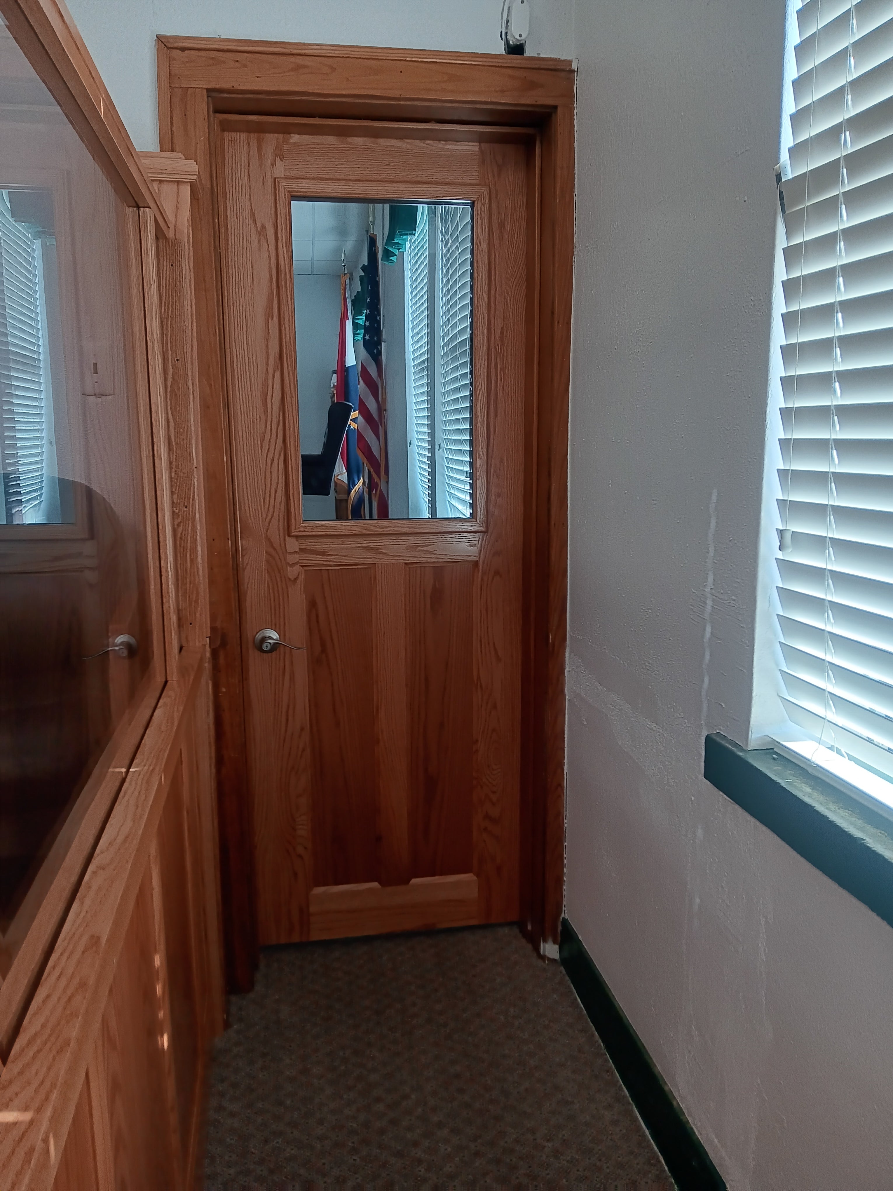 Half Vision Door – Bullet-resistant door with a half-window made of NIJ Level 3A polycarbonate for added visibility and protection.
